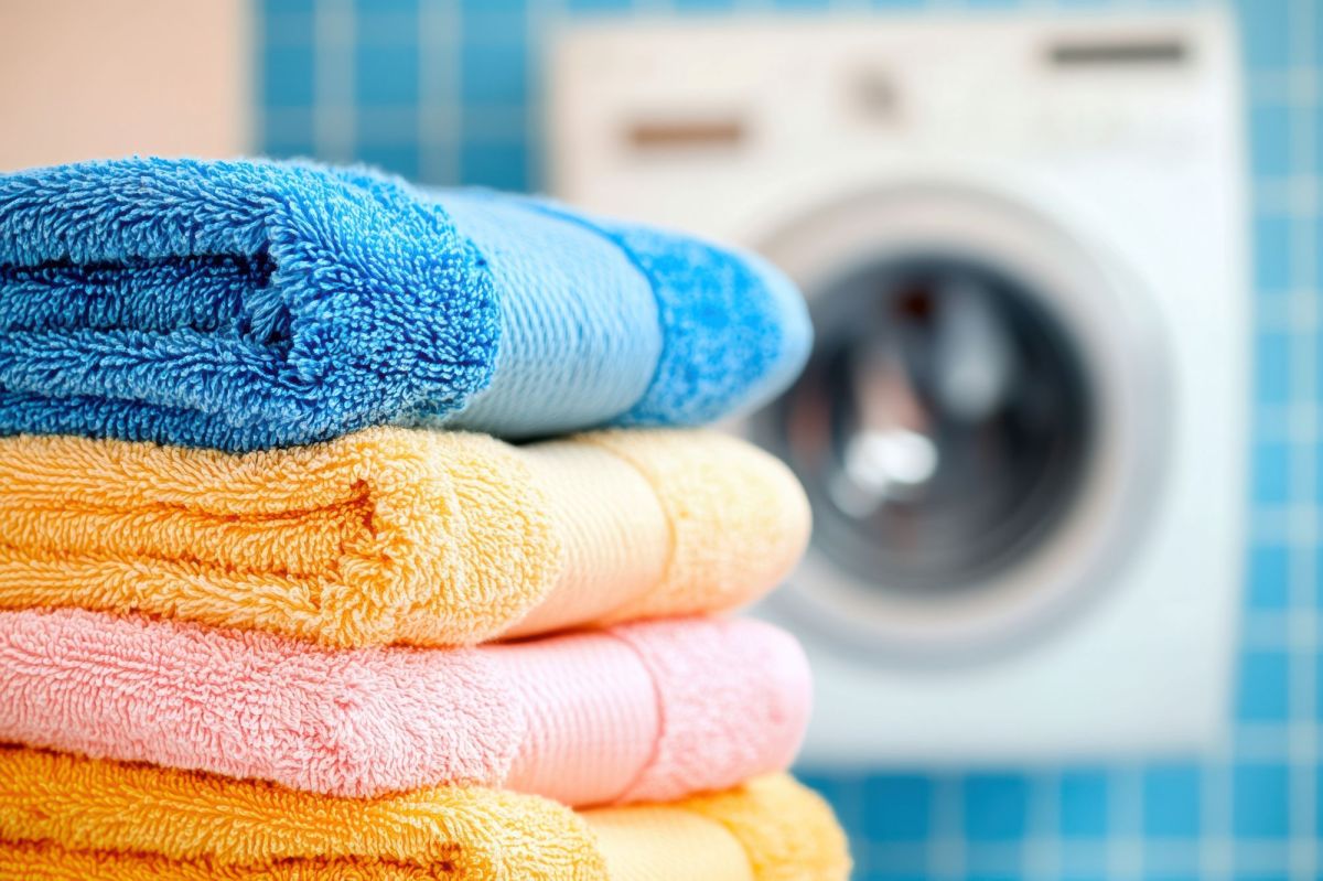 Handtücher vor Waschmaschine