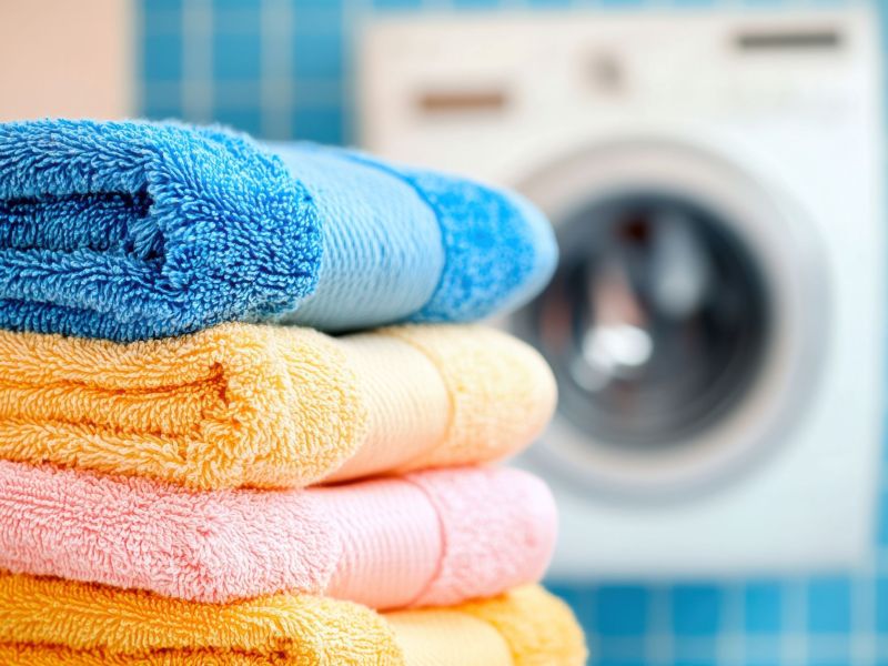 Handtücher vor Waschmaschine