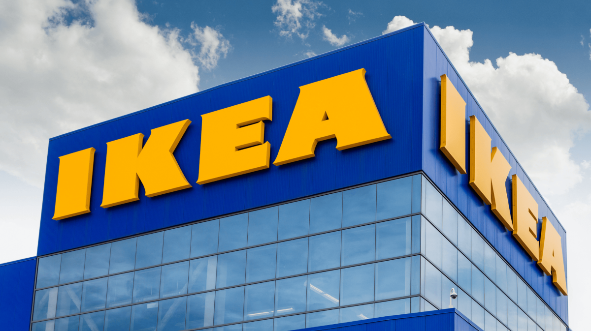 Ikea Geschäft von außen, das große Logo ist zu sehen.