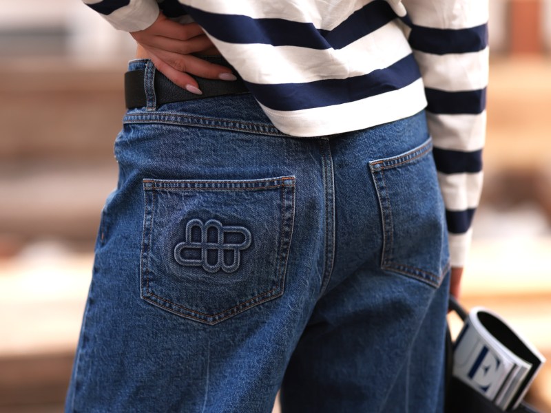 Blick auf Jeans von hinten