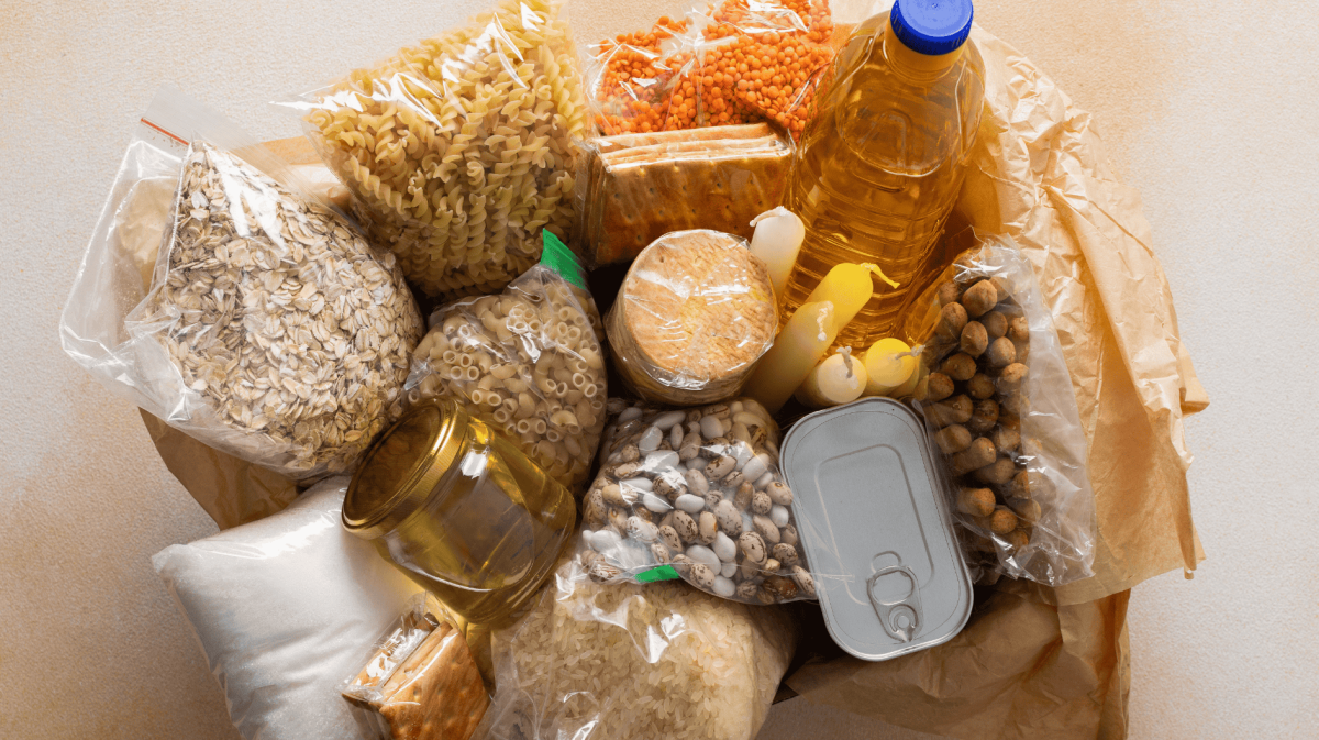 Notfallvorrat von Lebensmittel von oben fotografiert.