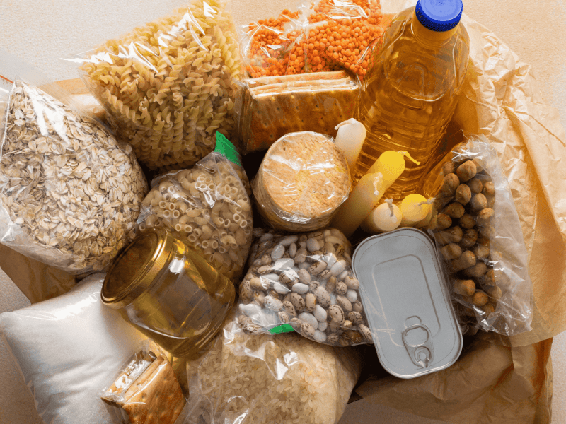 Notfallvorrat von Lebensmittel von oben fotografiert.