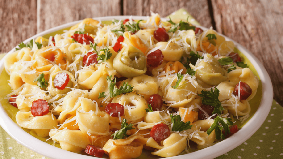 Tortellini Nudelsalat mit Salami und Käse.