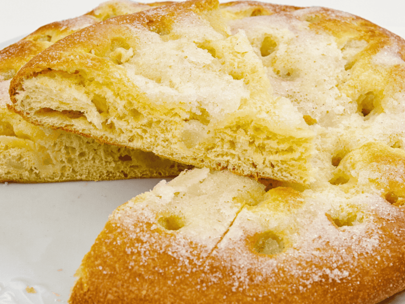 Französischer Zuckerkuchen auf einem weißen Teller.