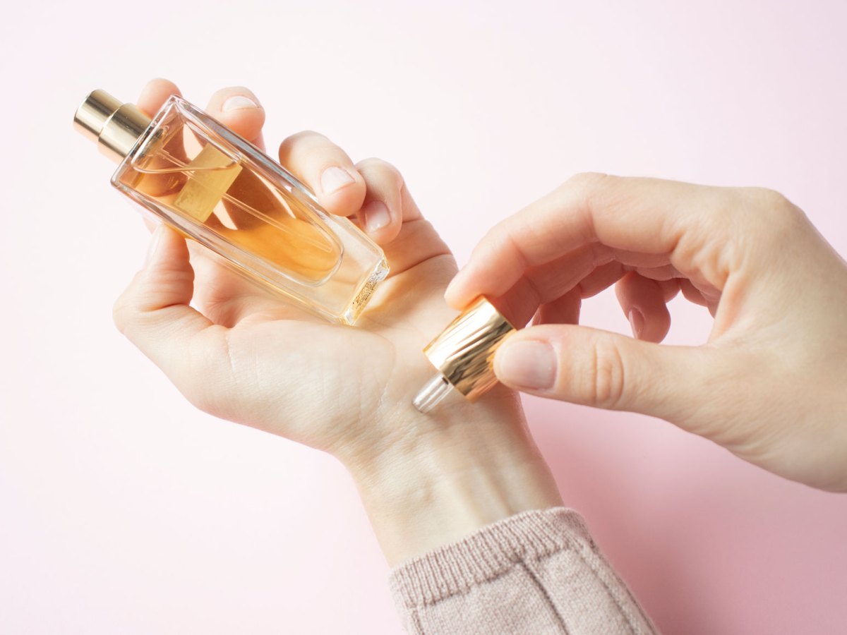 Frau, die Parfum auf Handgelenk auftr&auml;gt