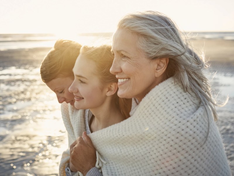 Verschiedene Generation von Frauen am Meer mit Gro&szlig;mutter, Mutter und Tochter.