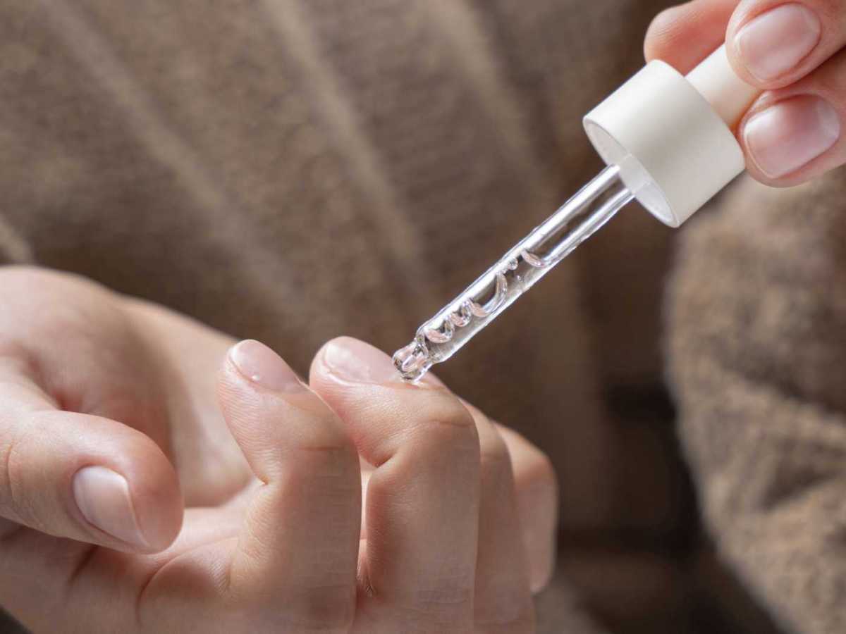 Mit einer Pipette wird &Ouml;l auf die N&auml;gel aufgetragen