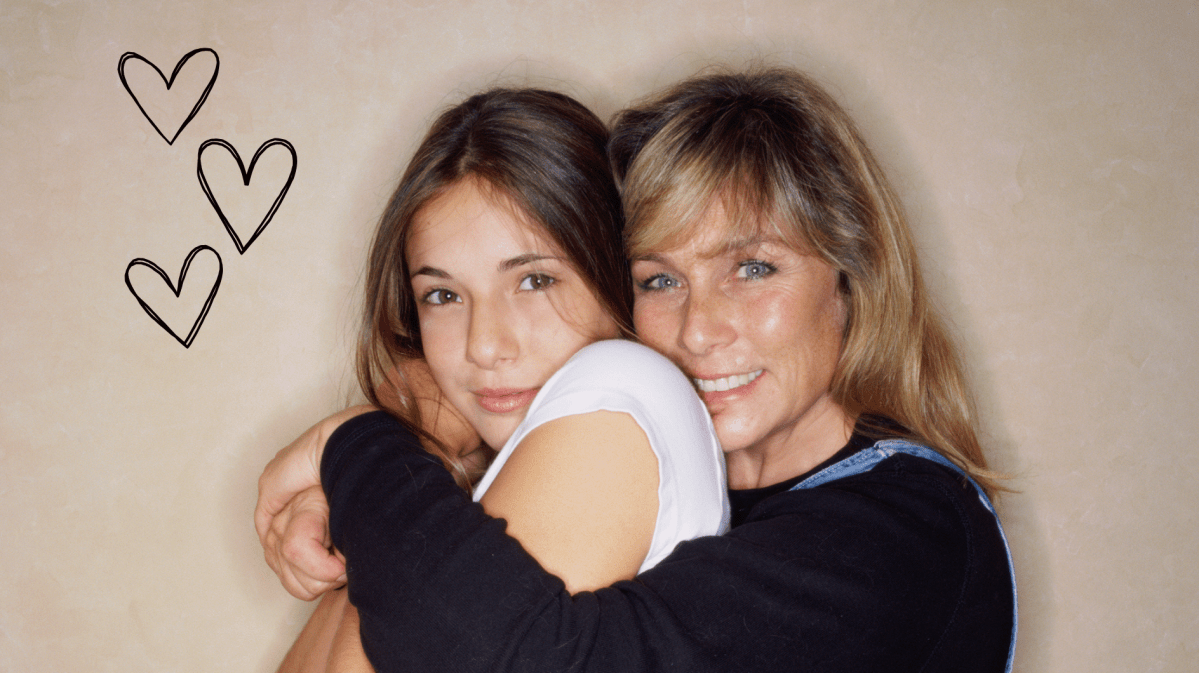 Mutter umarmt ihre Tochter