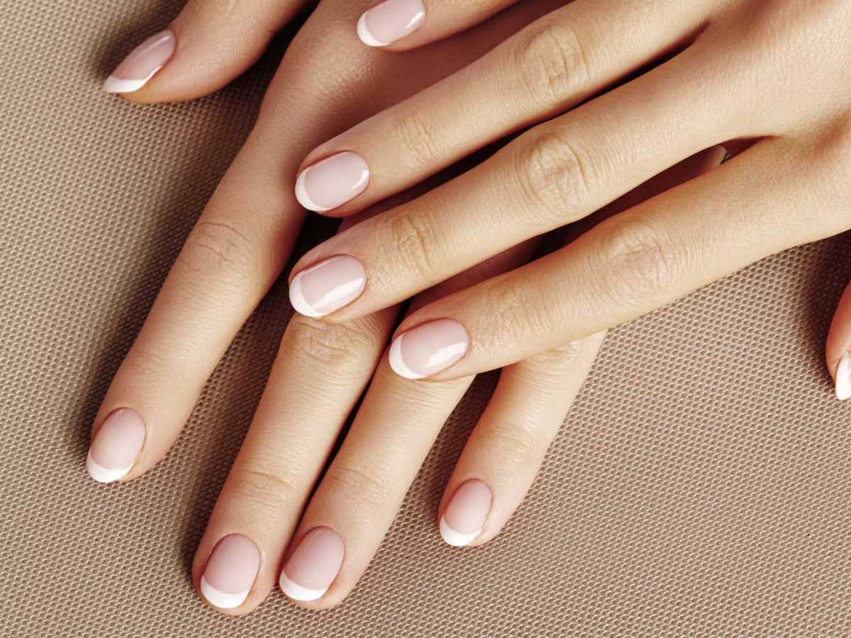 Runde Nägel vor einem braunen Hintergrund