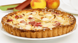 Eine Rhabarber-Tarte auf einem Teller.