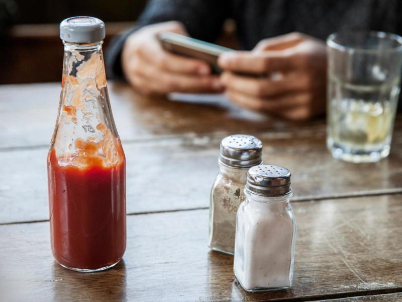 Ketchup Flasche steht auf einem Tisch im Restaurant.