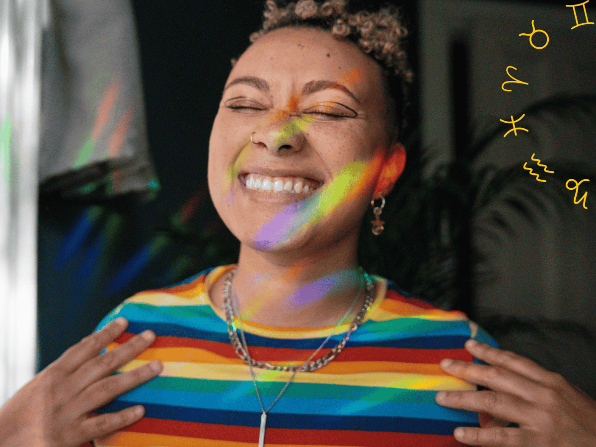 Frau mit buntgestreiftem T-Shirt wird von bunten Lichtern angeleuchtet und l&auml;chelt mit geschlossenen Augen