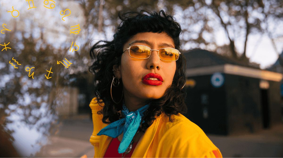 Frau mit gelber Jacke und gelber Sonnenbrille schaut verwundert über die Schulter