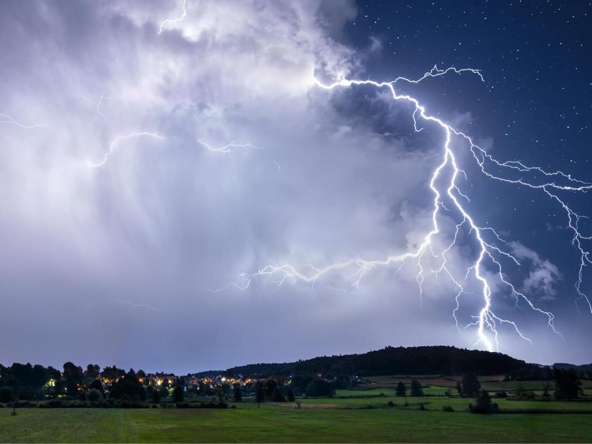 Bild von einem Blitz &uuml;ber einem Feld.