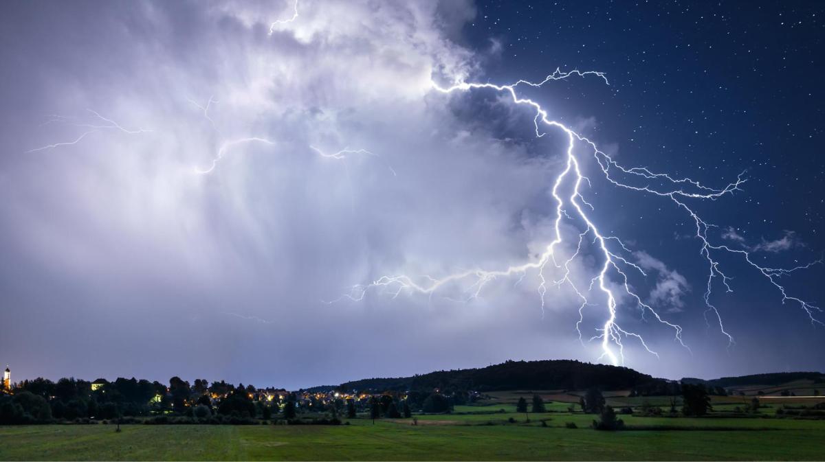 Bild von einem Blitz über einem Feld.