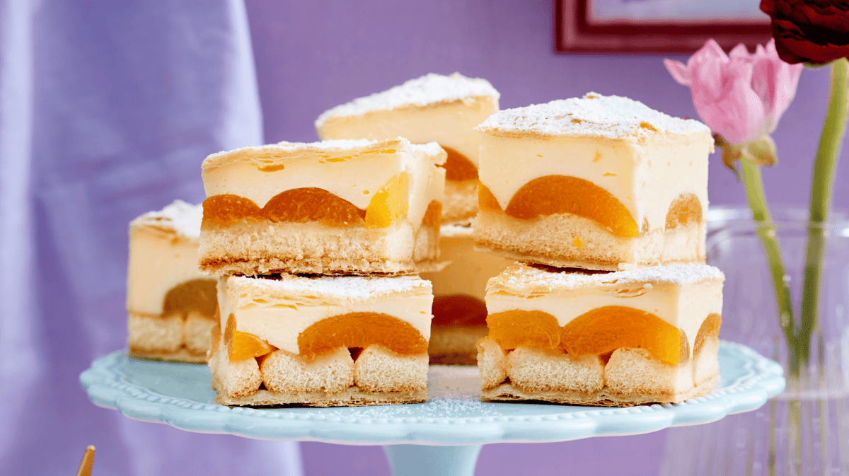 Aprikosen-Blättterteig-Schnitten auf einem Tortenständer.