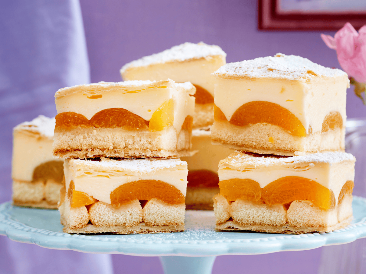 Aprikosen-Blättterteig-Schnitten auf einem Tortenständer.