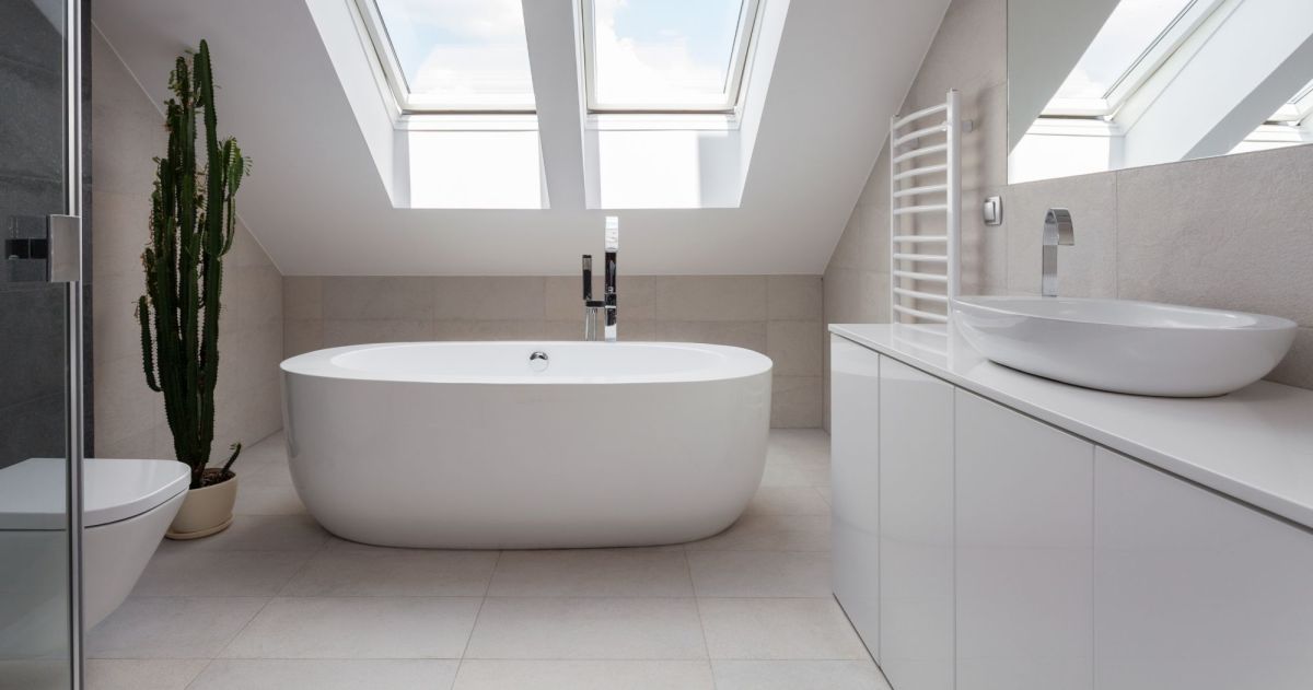 Badezimmer mit freistehender Badewanne