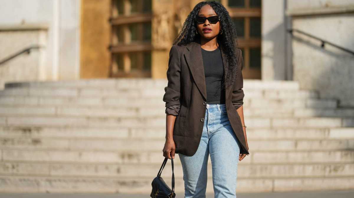 Carrole Sagba in einem braunen Blazer.