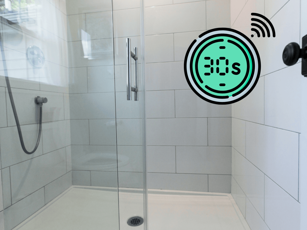 Saubere helle Dusche mit 30 Sekunden Zeichen