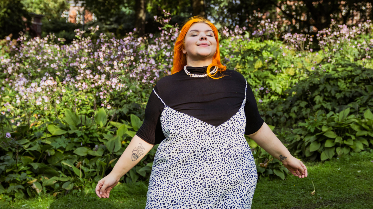 Rothaarige rau, die in der Sonne steht.