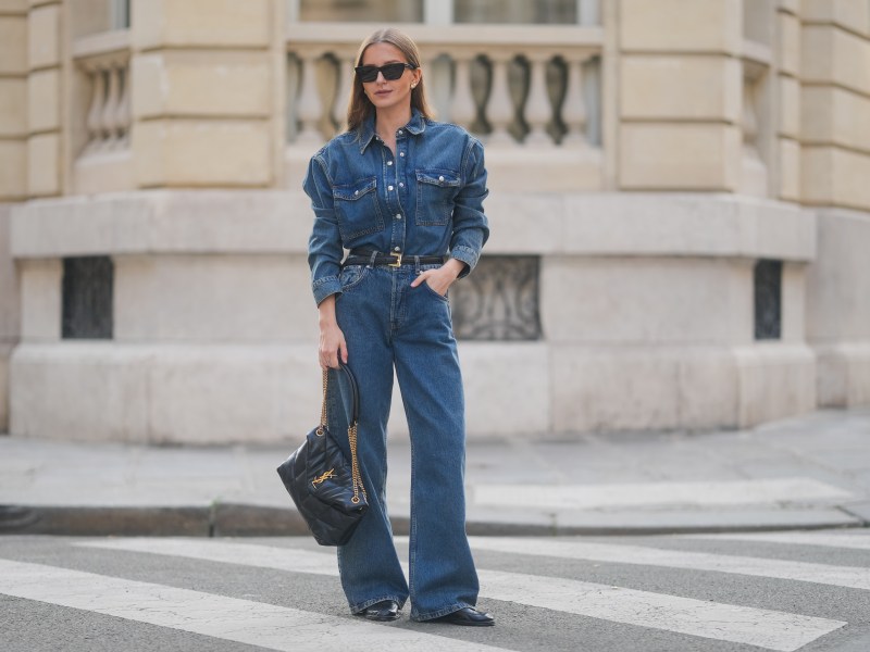 Diane Batoukina in einem Hemd und einer Hose aus Denim