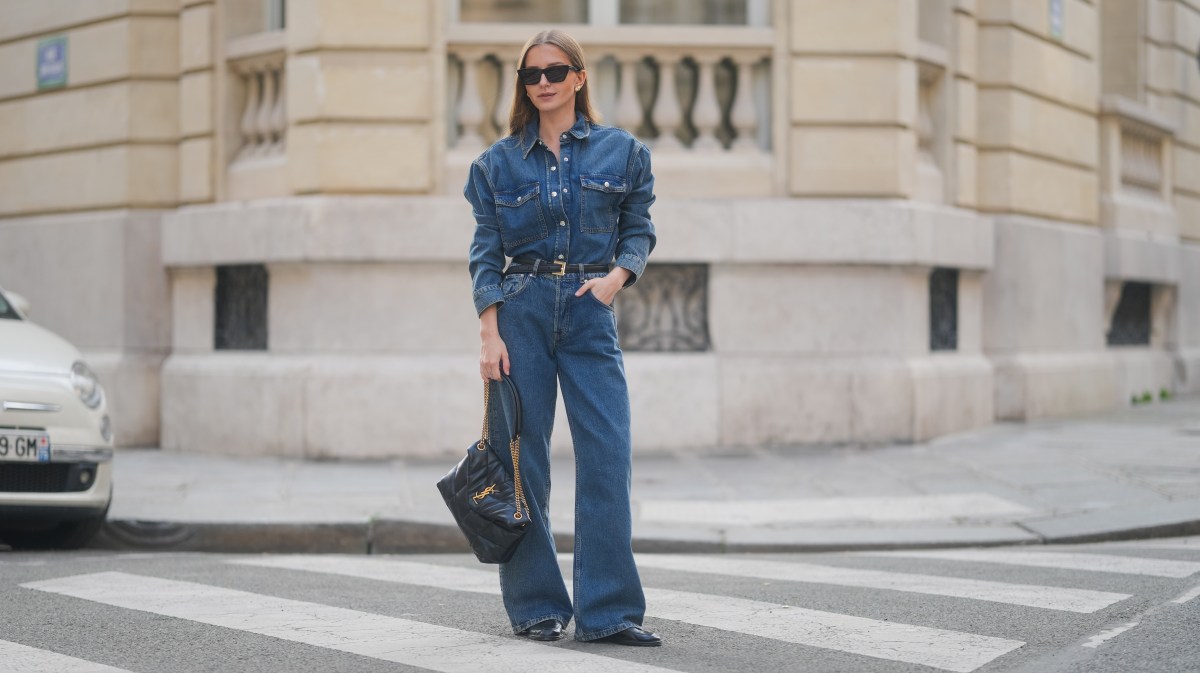 Diane Batoukina in einem Hemd und einer Hose aus Denim