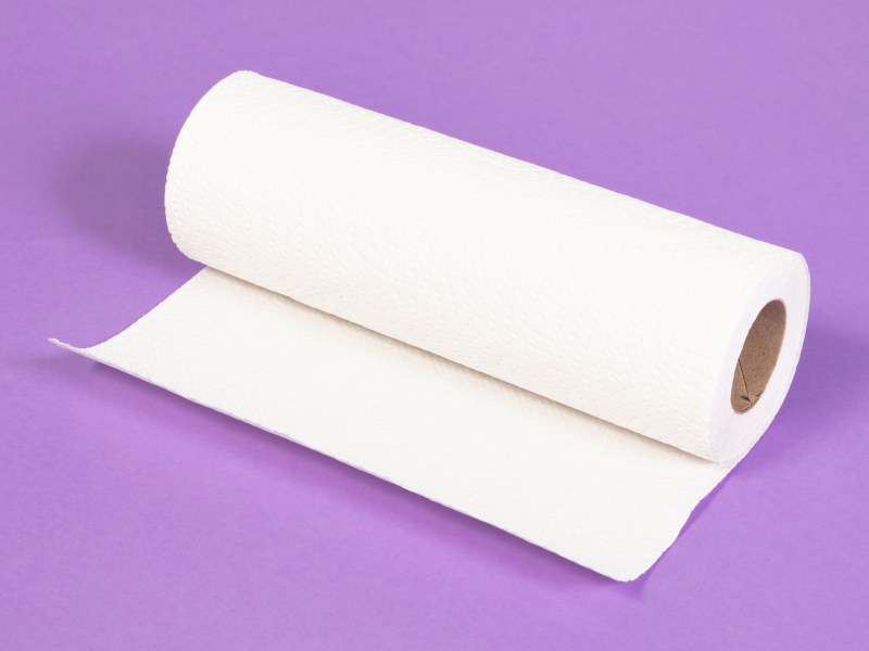 Küchenrolle auf lila Hintergrund