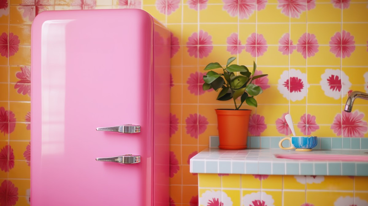 Pinker Kühlschrank in bunter Küche
