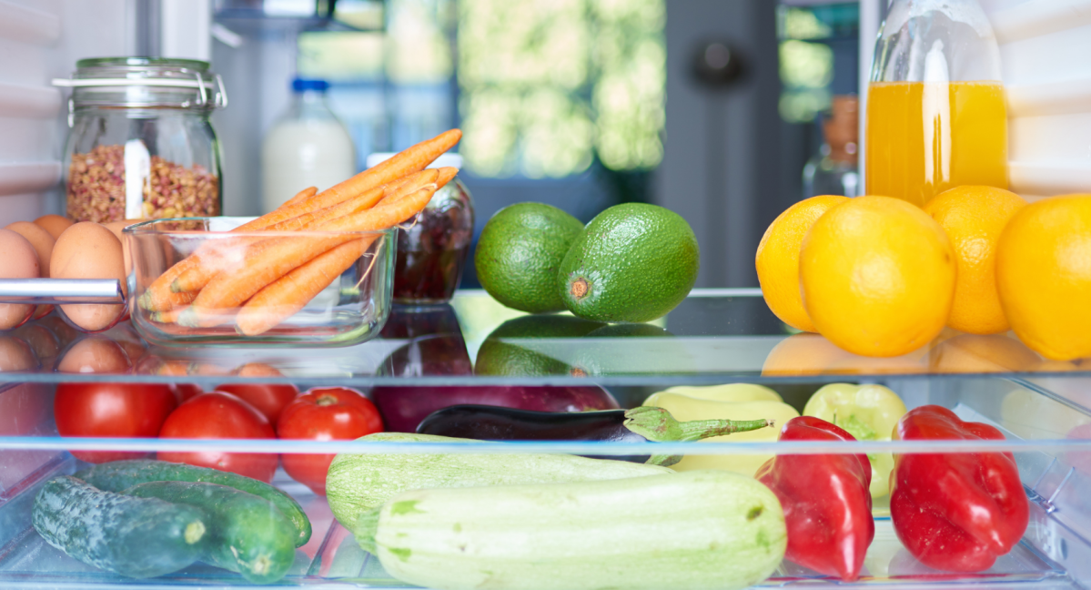 Kühlschrank mit Lebensmitteln, die nicht hineingehören
