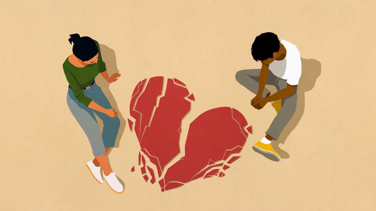 Paar mit Blick aus der Vogelperspektive blickt auf gebrochenes Herz auf beigem Hintergrund.