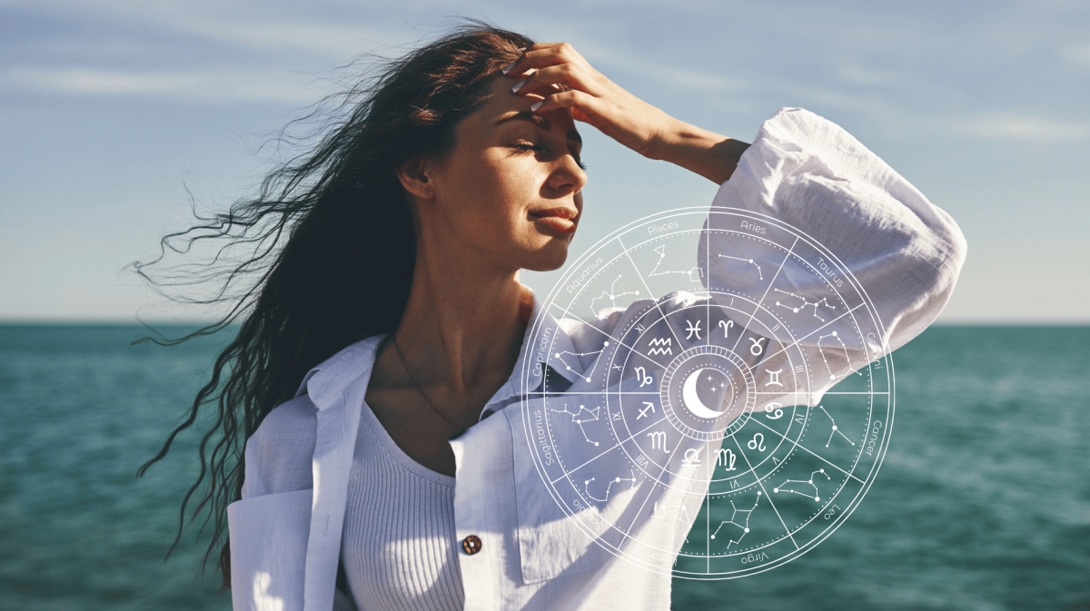 Junge Frau schaut aufs Meer.