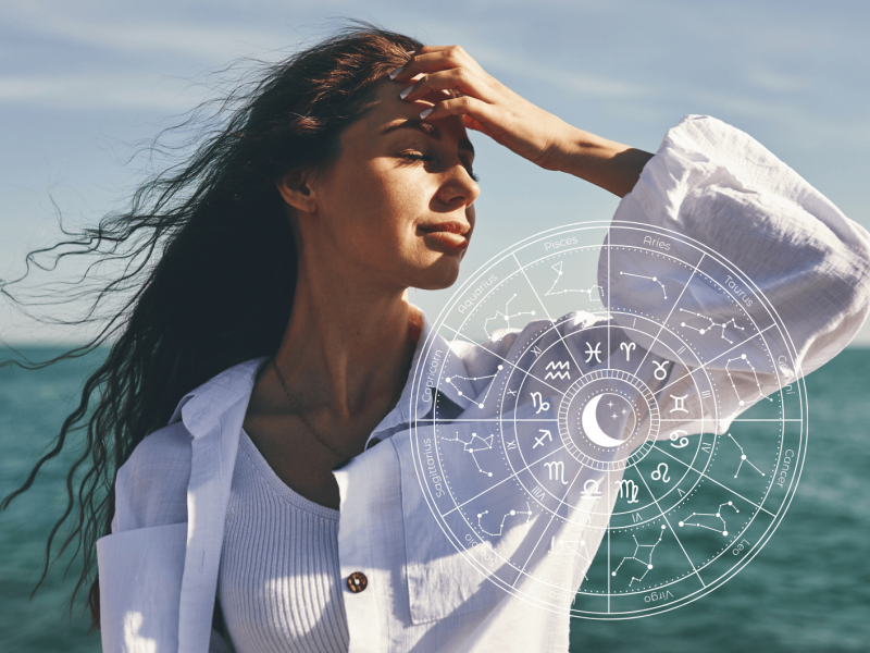 Junge Frau schaut aufs Meer.