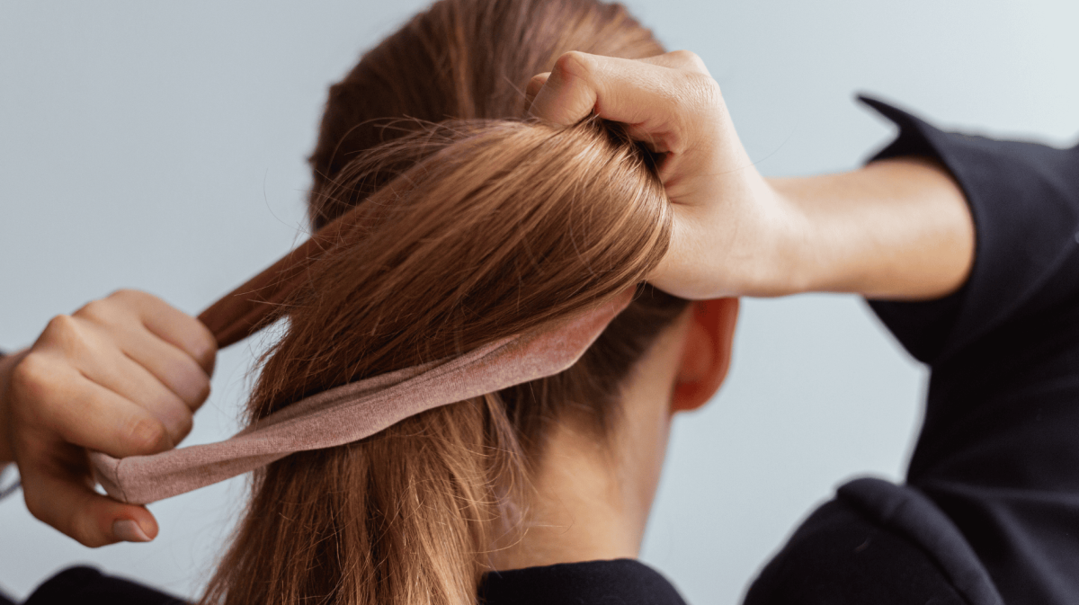 Natürliche blonde Frau macht einen Pferdeschwanz, hält ihr Haar, Stop Motion, Rückansicht,