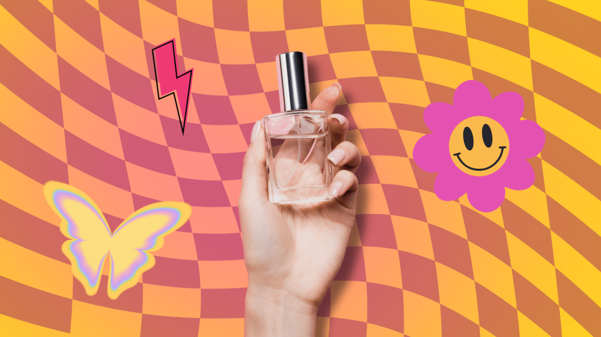 Eine Hand hält ein Parfum vor einem bunten Hintergrund.