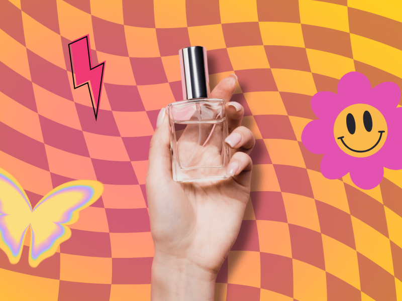 Eine Hand hält ein Parfum vor einem bunten Hintergrund.