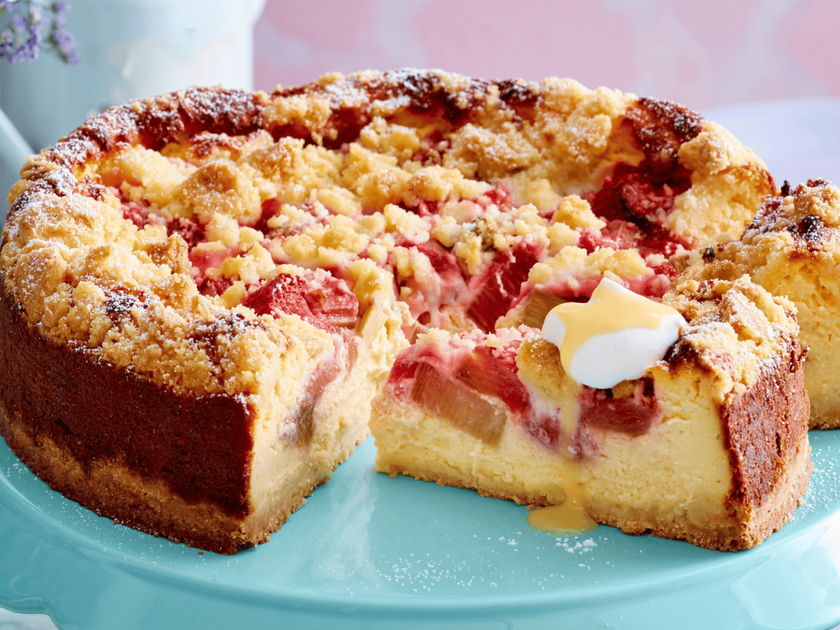 Ein St&uuml;ck vom Gl&uuml;ck: Rhabarber-K&auml;sekuchen mit Streuseln und Eierlik&ouml;r