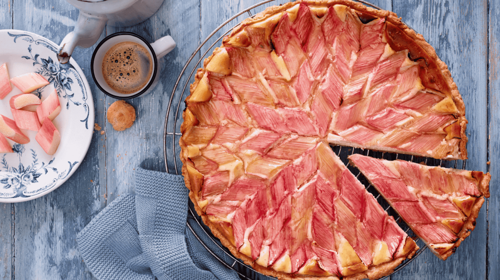 Rhabarbertarte von oben fotografiert, auf blauem Tisch.