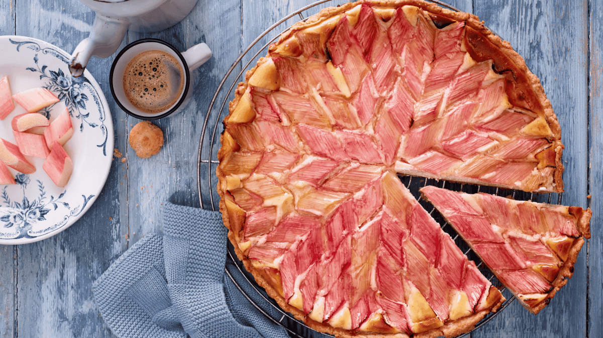 Rhabarbertarte von oben fotografiert, auf blauem Tisch.