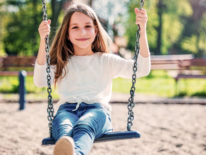 Mädchen auf einer Schaukel.