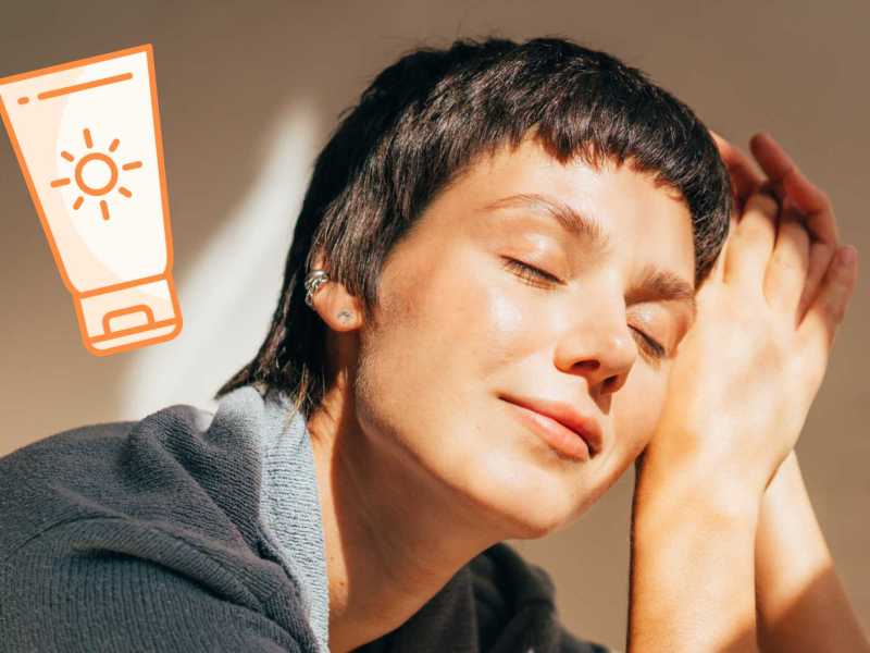 Junge Frau mit sonnengebräunter Haut und geschlossenen Augen