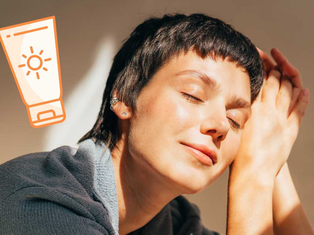 Junge Frau mit sonnengebräunter Haut und geschlossenen Augen