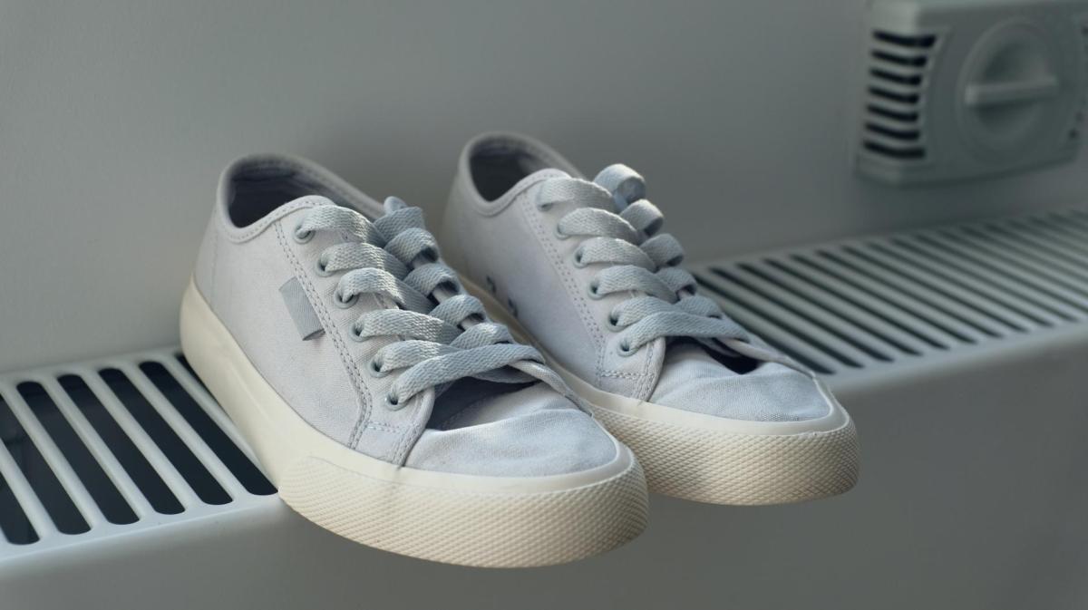 Sneaker stehen auf einer Heizung.