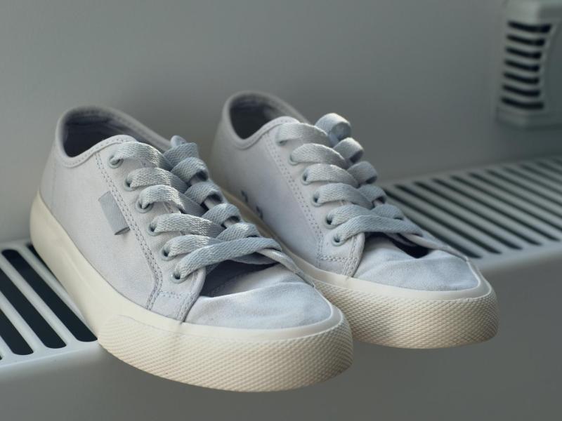 Sneaker stehen auf einer Heizung.