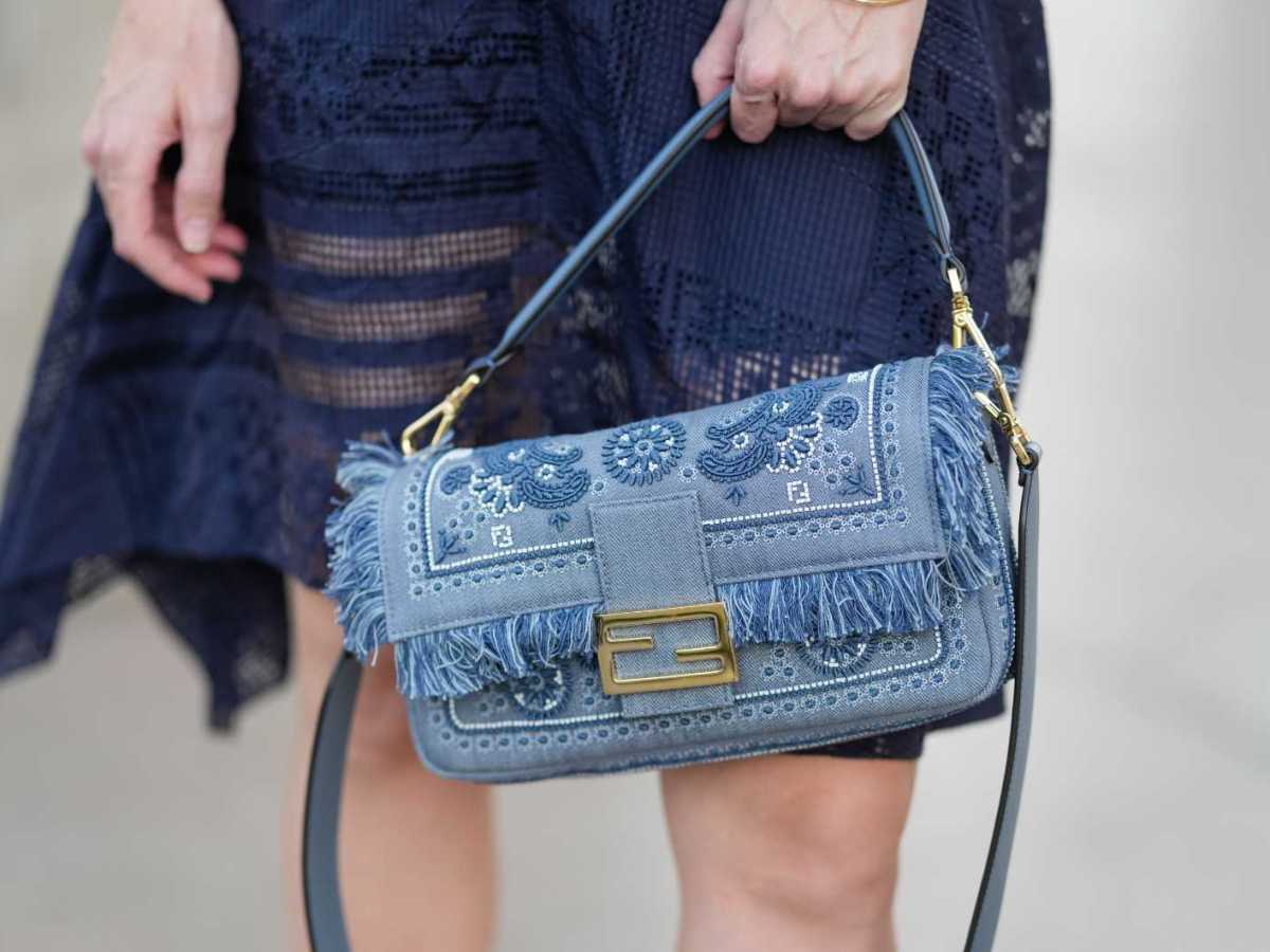 Nahaufnahme einer Tasche in Denim-Optik.