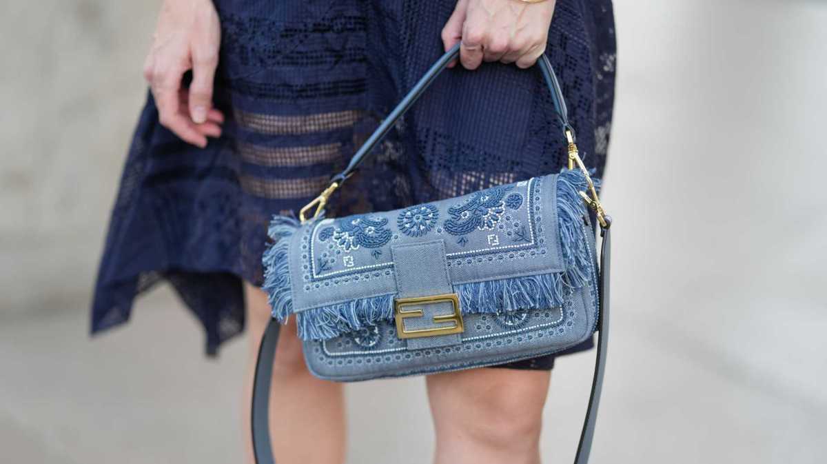 Nahaufnahme einer Tasche in Denim-Optik.