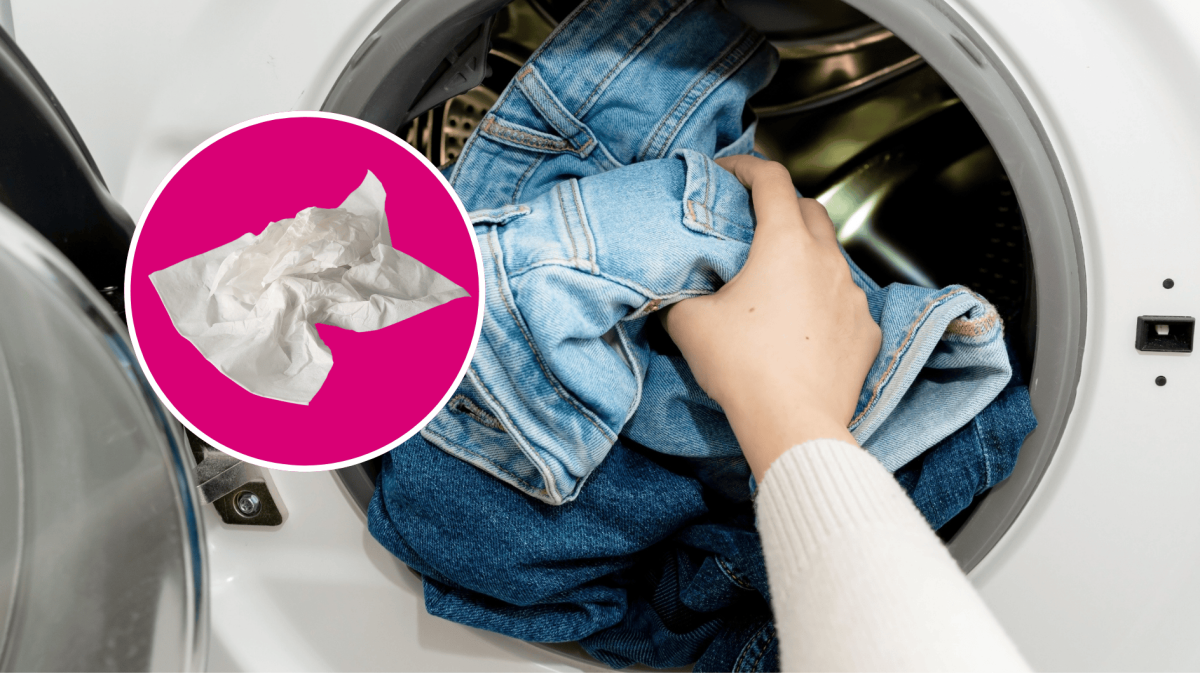 Frau holt Wäsche aus Waschmaschine.