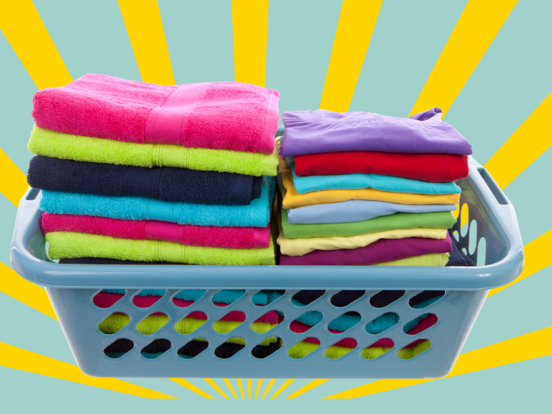 Wäschekorb mit gefalteter bunter Wäsche vor Starhlen