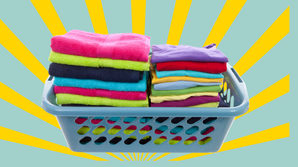 Wäschekorb mit gefalteter bunter Wäsche vor Starhlen