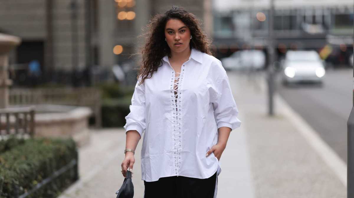 Vivien Blotzki trägt weiße Bluse.